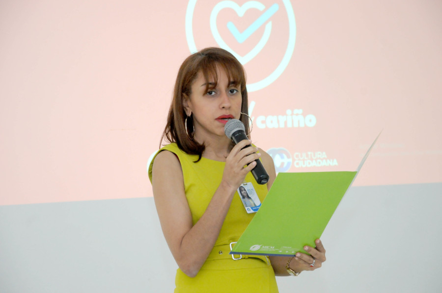 Raquel Montás, encargada del Departamento de Equidad de Género y Desarrollo del MICM, ofreció las palabras de bienvenida al taller “El Real Cariño”. 