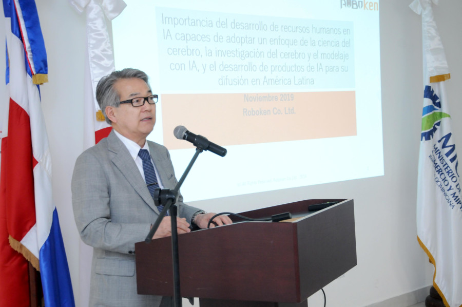 El embajador de Japón en República Dominicana, Hiroyuki Makiuchi, comparte palabras con asistentes a capacitación sobre inteligencia artificial.