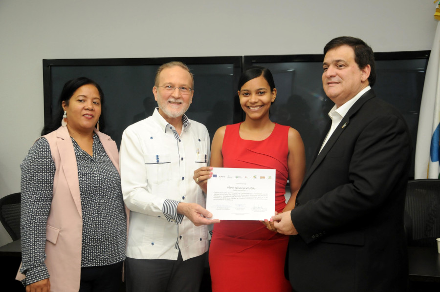 Ignacio Méndez y Claudio Fernández, entregan su certificado a una participante del curso taller; junto a ellos Ligia Encarnación, representante de DIGECOOM. 