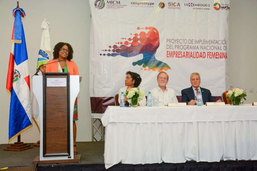 Miosotis Rivas, directora ejecutiva del Centro Regional de Promoción a las MIPYMES (CENPROMYPE), dio detalles del programa en el ámbito regional.