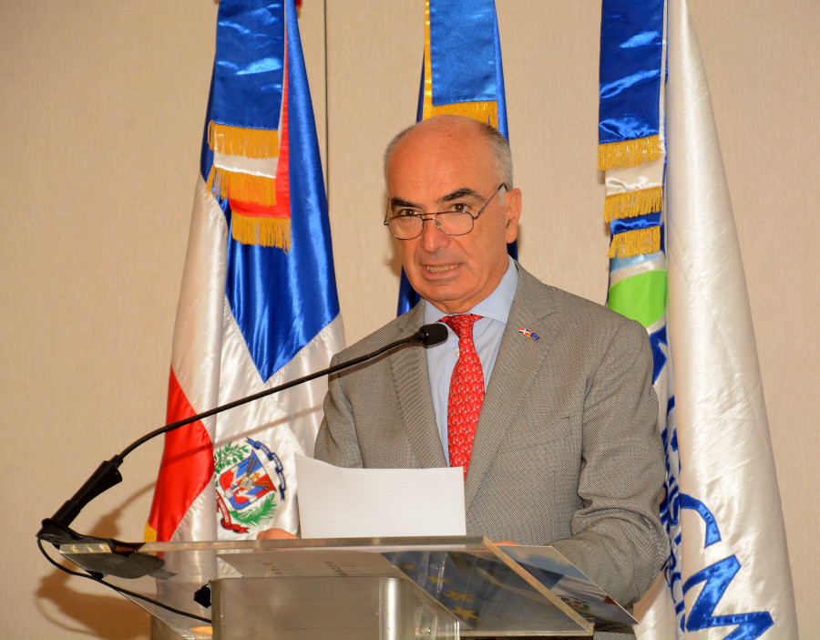 El embajador de la UE, Gianluca Grippa hace entrega de galardón a Mayelin Acosta, quien obtuvo el segundo lugar con el trabajo “Monte Plata exportará 180 mil piñas semanales a Europa”. 
