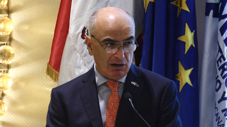 Gianluca Grippa, embajador de la Unión Europea, felicitó al MICM por la celebración del encuentro. 