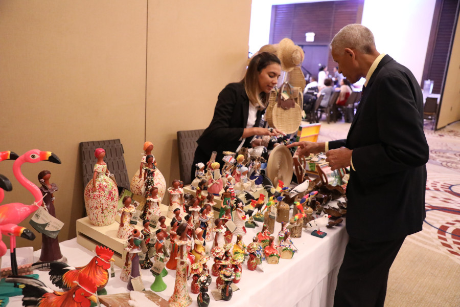 Emprendedoras de varios puntos del país exhibieron sus productos durante el seminario.