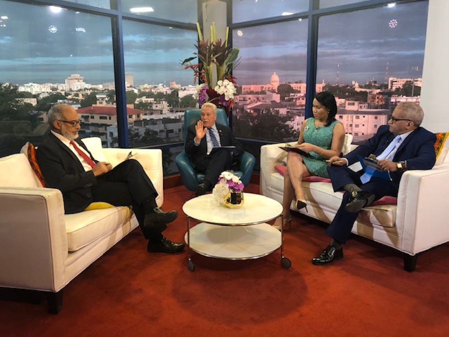 El ministro Nelson Toca Simó en la entrevista con los periodistas Persio Maldonado, Lorenny Solano y Geraldino González.