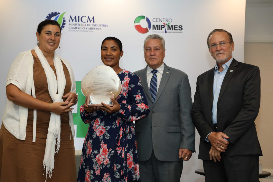 Toca Simó entrega reconocimiento a Gaby Ramírez, representante del Centro Mipymes ITLA.