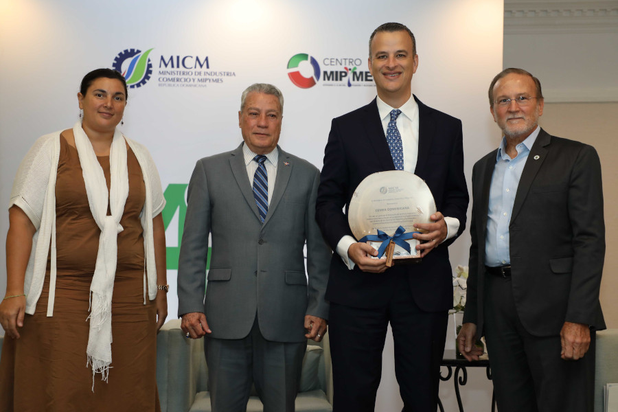 El titular del MICM también reconoció a la empresa CEMEX Dominicana por la confianza depositada al modelo de los centros mipymes; recibe la placa Homero González.