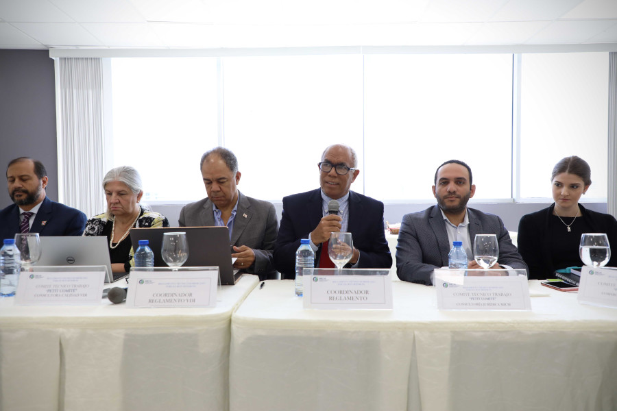 Juan Tomas Monegro, viceministro de Desarrollo Industrial del MICM, acompañado de los miembros del Comité Petit de la Comisión Técnica Interinstitucional Ampliada.