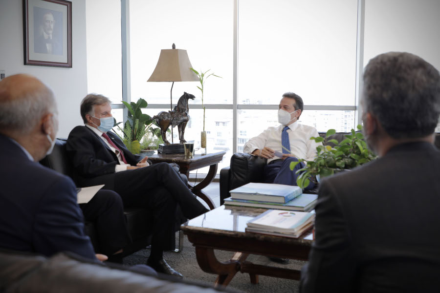 El titular del MICM, Víctor - Ito - Bisonó, conversa con el embajador de Brasil, Clemente Baena Soares durante la visita.