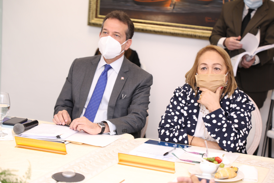 La reunión la presidieron el titular del MICM, en calidad de presidente del CNZFE, y la directora ejecutiva del consejo, Luisa Fernández.