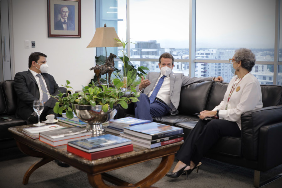 Ministro, Victor-Ito-Bisonó, en conversación con el embajador de Colombia Daniel Cabrales durante la visita.