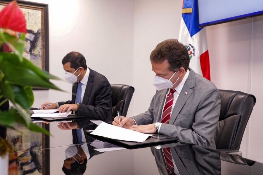 Víctor – Ito – Bisonó y Roberto Herrera, firman convenio para actualizar los procedimientos vigentes que regulan el sector eléctrico en el país.