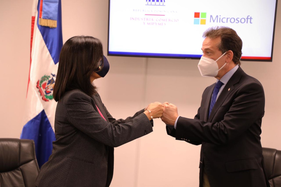 Víctor -Ito- Bisonó, titular del MICM y Ana Patricia Mejía, gerente de la subsidiaria de Microsoft Dominicana. 