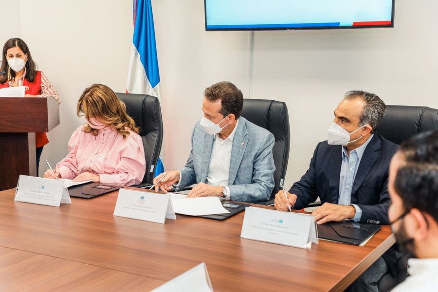 Ministro Ito Bisonó, Circe Almánzar y Celso Juan Marranzini, durante la firma del acuerdo. 