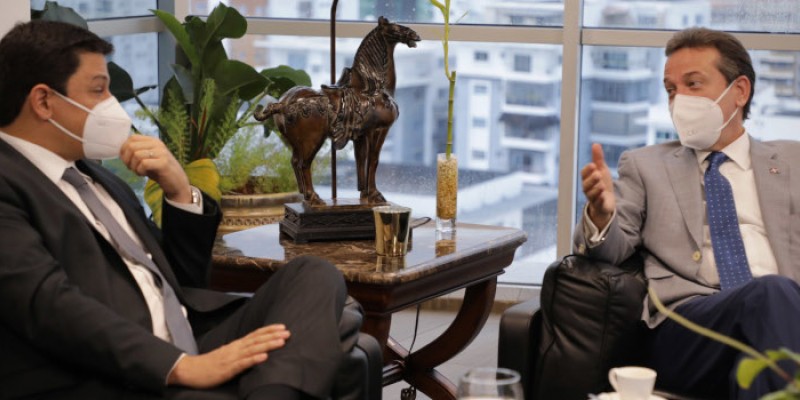 Embajador de Colombia realiza visita de cortesía al ministro de Industria, Comercio y Mipymes