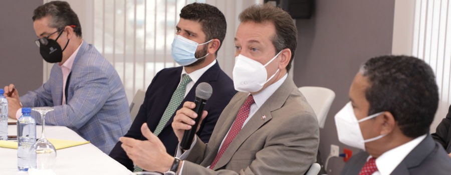 Ministro Bisonó manifiesta apertura a colaboración con zonas francas de dispositivos médicos