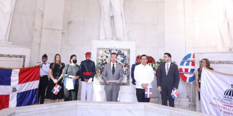 MICM deposita ofrenda Floral en el Altar de la Patria en honor a los fundadores de RD