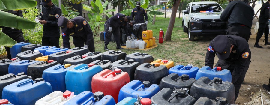 CECCOM decomisa más de 3,000 galones de alcohol adulterado en el Gran Santo Domingo y otras provincias del país