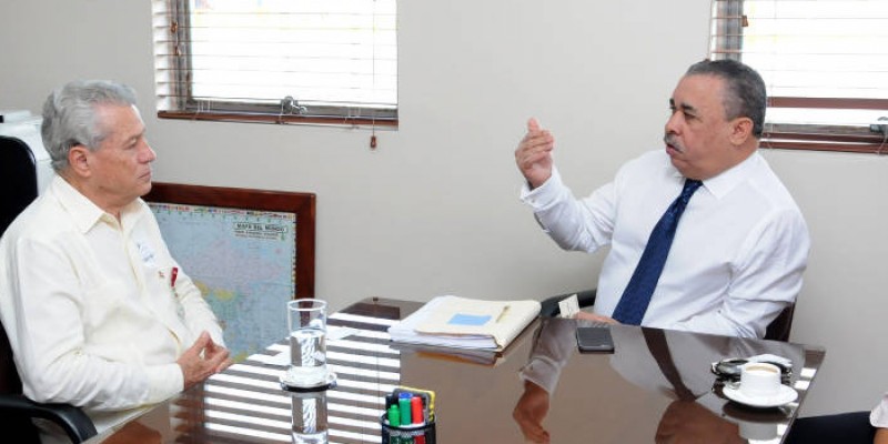 Ministro Nelson Toca Simó visita la Refinería Dominicana de Petróleo