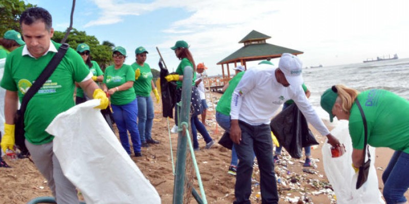 Empleados del MIC retiran cientos de libras desechos en playa de Guibia durante jornada de limpieza de costas
