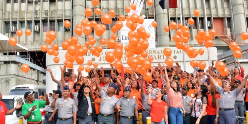 MIC lanza centenares de globos con motivo del Día de la No Violencia contra la Mujer