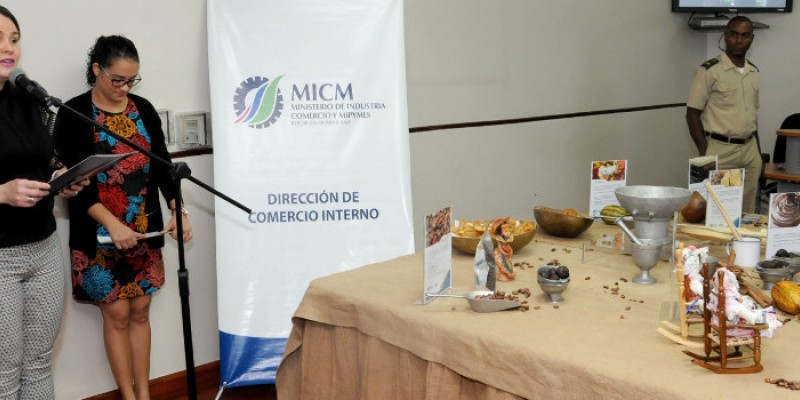 MICM ofrece brindis a sus empleados con motivo al Día Nacional del Cacao