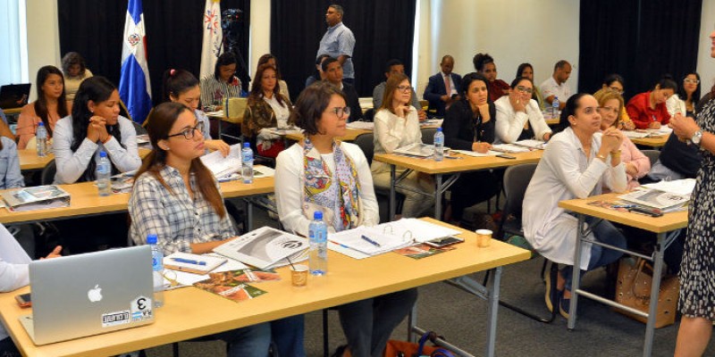 Colaboradores del MICM participan en taller para el desarrollo de actitudes emprendedoras