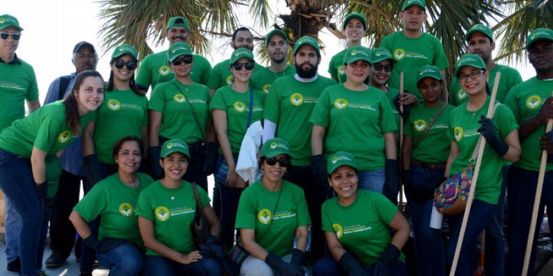 El MICM realiza jornada de limpieza en playa del Malecón