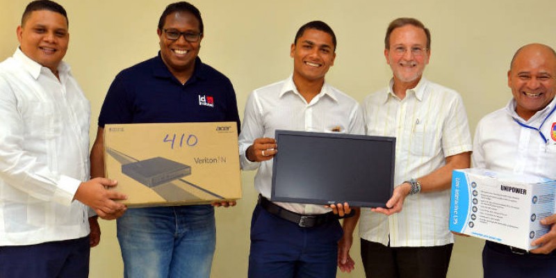MICM entrega computadoras a emprendedores y Centro Pymes de Barahona