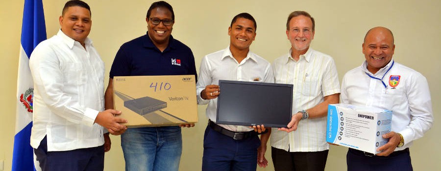 MICM entrega computadoras a emprendedores y Centro Pymes de Barahona