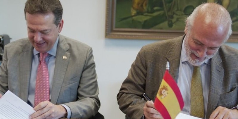   Ministro Bisonó firma memorando de entendimiento con más de 400 empresas españolas en materia de cooperación e inversión para RD