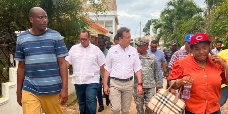 Ito Bisonó recorre La Romana para entregar más de 30 toneladas de ayuda