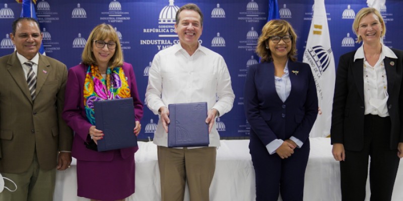 MICM, OEA y MEPyD firman acuerdo para apertura de cuatro nuevos centros de prototipado y transferencias tecnológicas