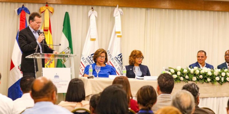 MICM presenta proyectos destinado a mujeres empresarias de la frontera y a pequeños hoteles de Pedernales para producción más limpia