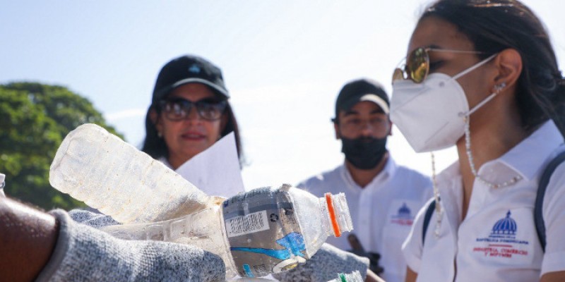 MICM y ADIPLAST apoyan jornada de limpieza de playas