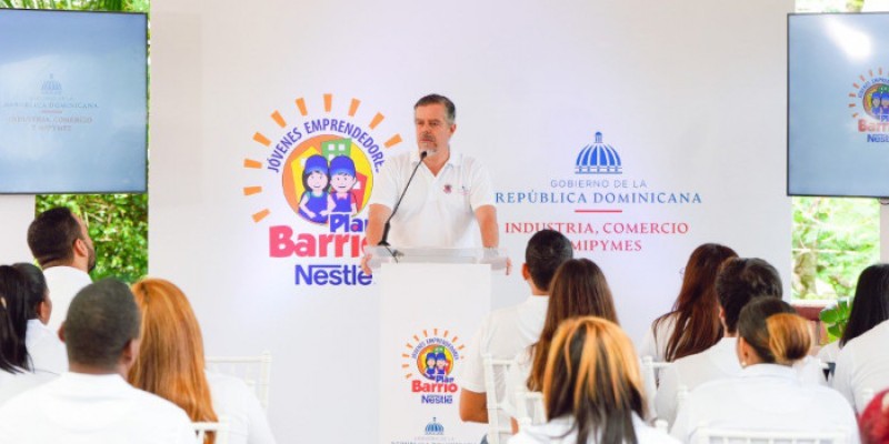 MICM y Nestlé entregan certificados a último grupo beneficiados del programa Plan Barrio MICM - Nestlé