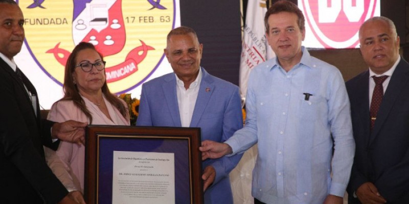 Mayoristas de Santiago reconocen a funcionario del MICM por aportes y trayectoria