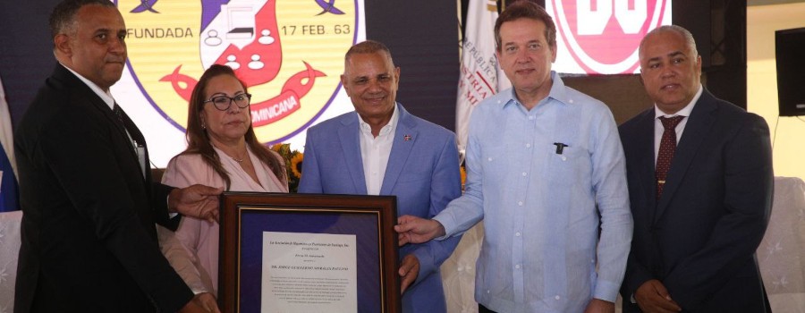 Mayoristas de Santiago reconocen a funcionario del MICM por aportes y trayectoria