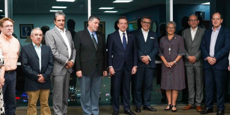 Ministro Bisonó recibe comisión de empresarios mexicanos con interés en invertir capitales en RD