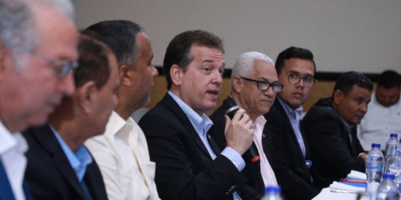Ministro Bisonó se reúne con representantes de gremios y asociaciones mipymes de la región Norte