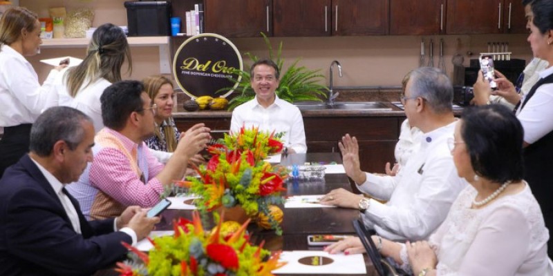 Ministro Víctor Bisonó brinda a través del MICM apoyo a la fábrica “Del Oro Chocolate” de Puerto Plata