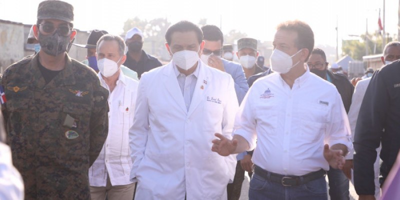 Ministros del MICM, Defensa y Salud Pública visitan mercado binacional de Dajabón para reforzar medidas contra Covid-19