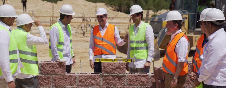 Presidente Abinader coloca primer block para la construcción del Parque Industrial de Industrias Aguayo en La Altagracia 