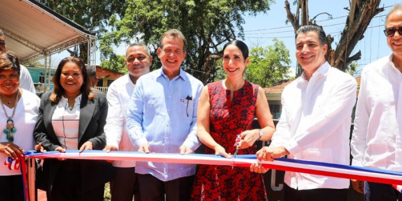 Primera Dama, MICM y empresas rehabilitan dos parques en Boca Chica