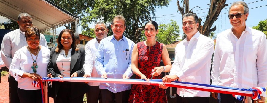 Primera Dama, MICM y empresas rehabilitan dos parques en Boca Chica