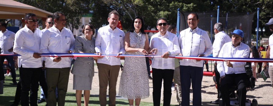 Primera dama, MICM e Industrias San Miguel remozan Parque Central de Sabaneta 