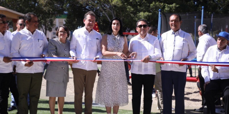 Primera dama, MICM e Industrias San Miguel remozan Parque Central de Sabaneta 