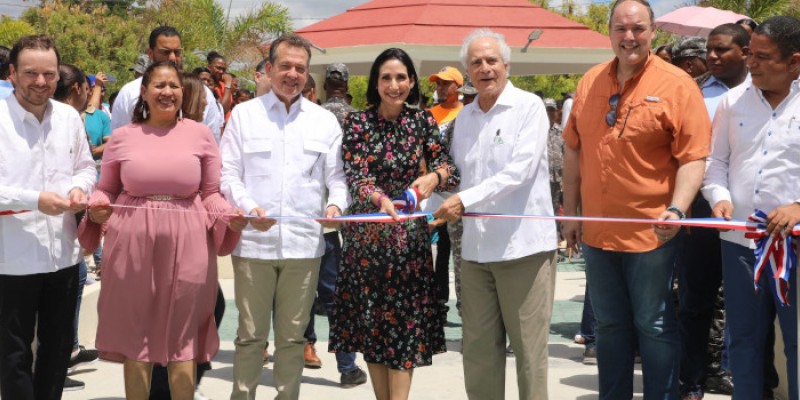 Primera dama, MICM y Consorcio Azucarero Central inauguran parque municipal infantil Sol y Luna, en Barahona