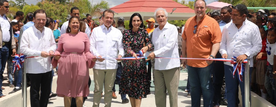 Primera dama, MICM y Consorcio Azucarero Central inauguran parque municipal infantil Sol y Luna, en Barahona