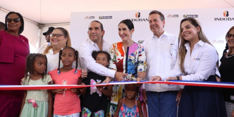 Primera dama, MICM y empresas inauguran campo de béisbol y parque recreativo en Azua
