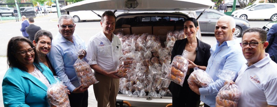 Primera dama y ministro Bisonó reciben donación de 70 mil unidades de pan para afectados por huracán Fiona